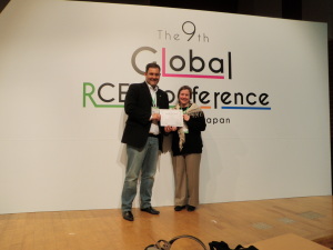 Alaer Cardoso e Patricia Charvet, representantes do Senai, recebendo o prêmio no RCE Awards